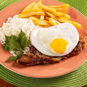 Prato com bife a cavalo, arroz e batata frita