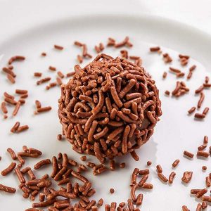 Brigadeiro no prato branco